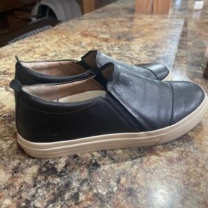 Taos Footwear Twin Gore Lux women’s size 10 Slip-On Black Leather Sneakers